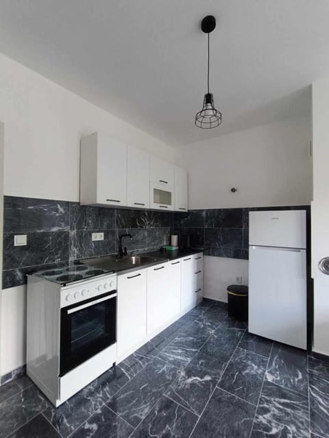 Kitchen or kitchenette, minibar, oven, stove