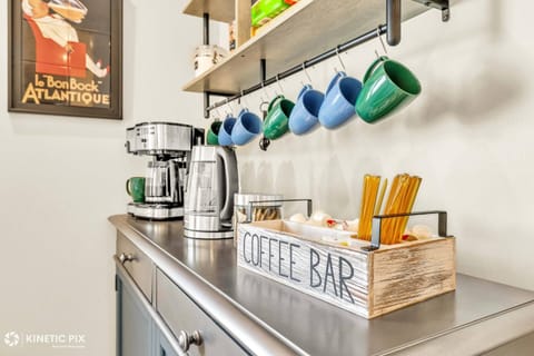 Coffee/tea facilities, Food and drinks, Food