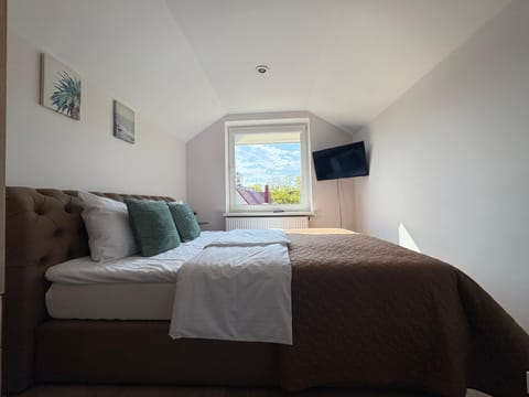 Bed, TV and multimedia, Photo of the whole room, Bedroom