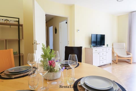 Communal lounge/ TV room, TV and multimedia, Living room, Dining area