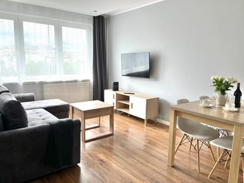 Communal lounge/ TV room, TV and multimedia, Living room, Seating area, Evening entertainment