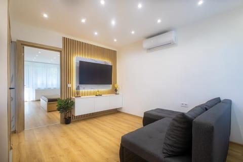 Communal lounge/ TV room, Day, TV and multimedia, Living room, Evening entertainment, Entertainment, Time of day