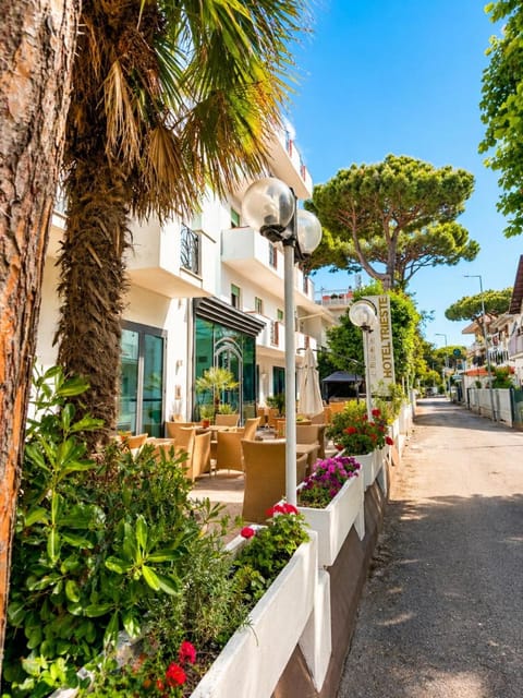 Property building, Day, Neighbourhood, Garden view, Street view