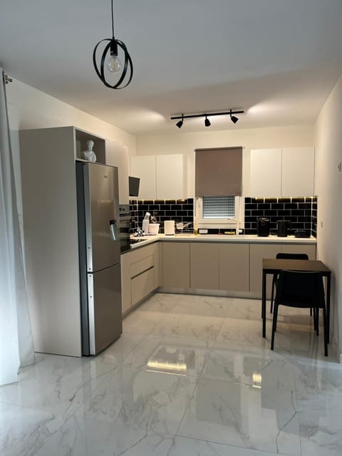 Kitchen or kitchenette, Dining area, oven, stove