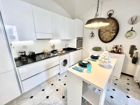 History Art & Design Timeless Heaven with free Parking Apartment in Albenga