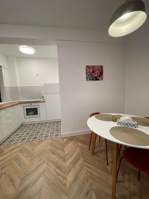 Kitchen or kitchenette, Dining area, oven, stove