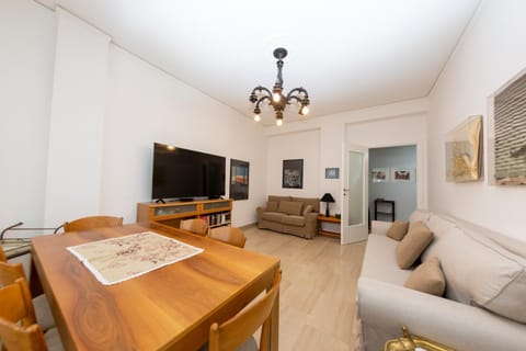 Communal lounge/ TV room, TV and multimedia, Living room, Seating area, Evening entertainment