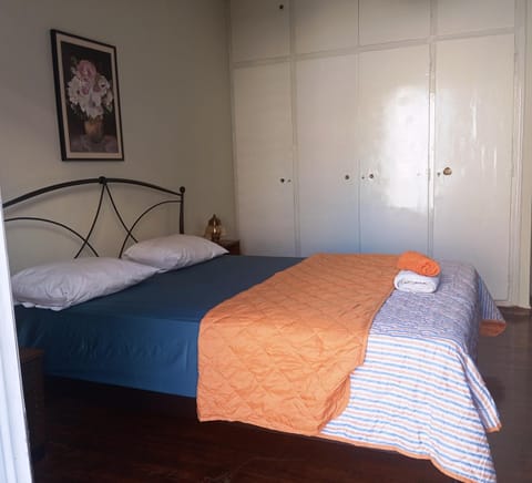 Comfort bed in a room 5' from metro Vacation rental in Athens