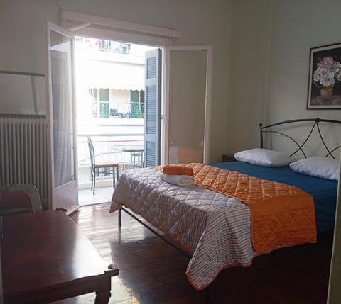 Comfort bed in a room 5' from metro Vacation rental in Athens