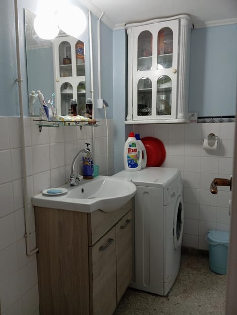 Comfort bed in a room 5' from metro Vacation rental in Athens