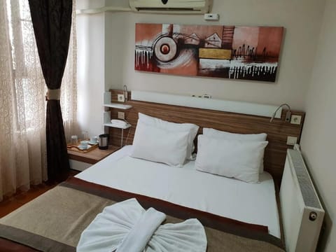 Bed, Photo of the whole room, Seating area, Bedroom, internet, air conditioner