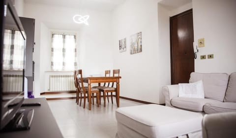 TV and multimedia, Living room, Seating area, Dining area, Evening entertainment