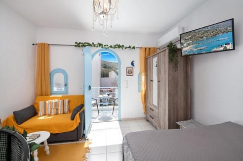 TV and multimedia, Photo of the whole room, Seating area, Bedroom