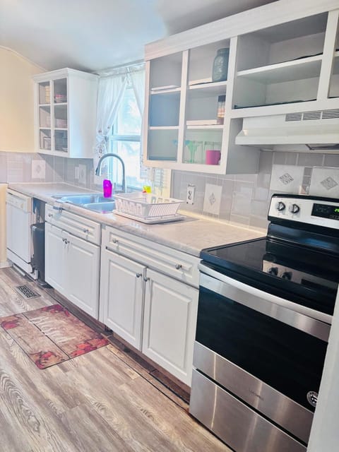 Dazzling Downtown Delight Apartment in Waycross