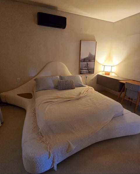 Bed, Bedroom, air conditioner