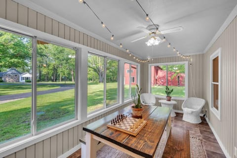 Game Room, Photo of the whole room, Decorative detail, Seating area