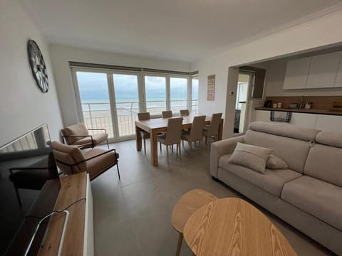 Communal lounge/ TV room, TV and multimedia, Living room, Seating area, Dining area