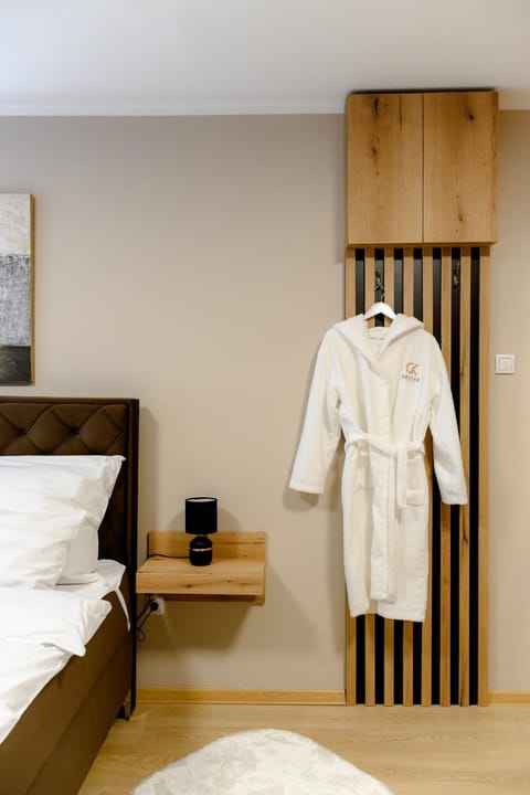 Bed, Bedroom, towels