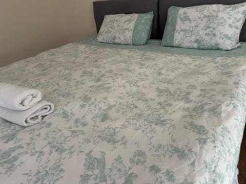 Spacious room close to tram Capsule hotel in Edinburgh