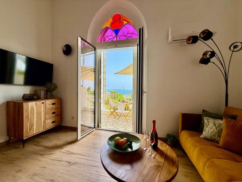 Patio, Natural landscape, TV and multimedia, Balcony/Terrace, Balcony/Terrace, Living room, Food and drinks, Seating area, Dining area, Food, Garden view, Garden view, Sea view, Quiet street view