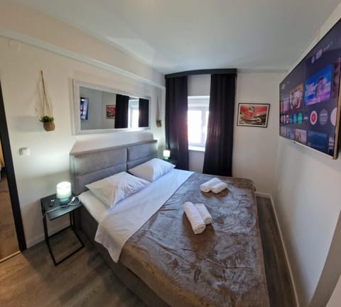 Bed, Bedroom, towels