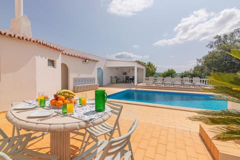 Property building, Patio, Day, Dining area, Pool view, Swimming pool, Swimming pool, sunbed