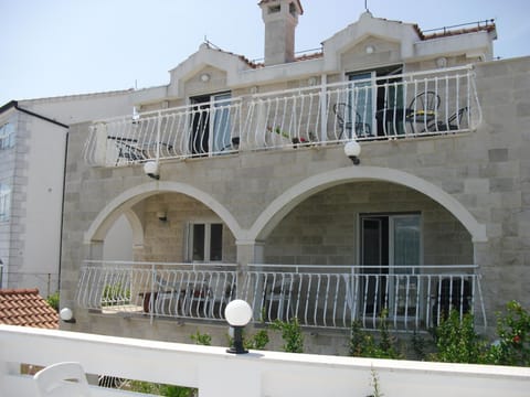 Facade/entrance, Balcony/Terrace