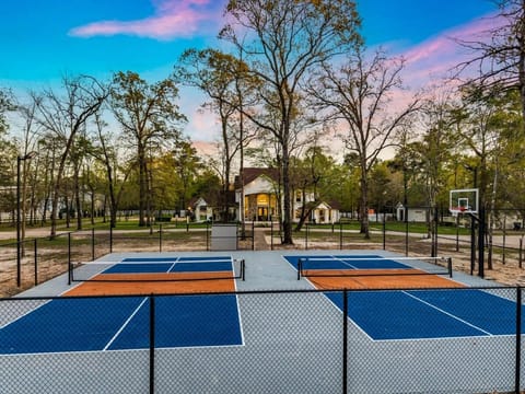 The LUX at West Event & Stay, Pool, Golf & Pickle House in The Woodlands