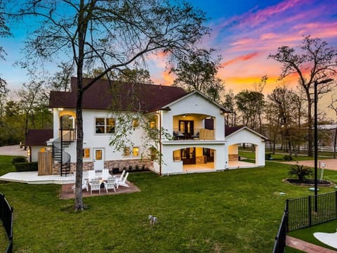 The LUX at West Event & Stay, Pool, Golf & Pickle House in The Woodlands