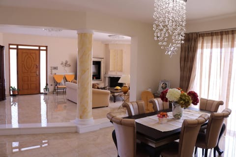 TV and multimedia, Living room, Seating area, Dining area