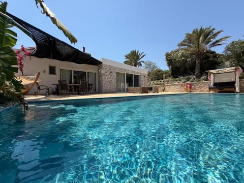 Property building, Day, Pool view, Swimming pool, sunbed