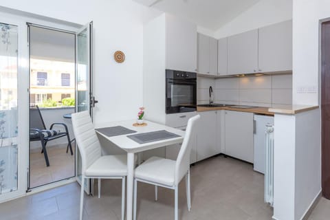 Kitchen or kitchenette, Dining area, minibar, oven, stove