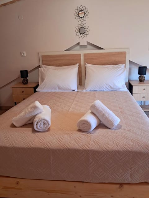 Bed, Photo of the whole room, Bedroom, towels