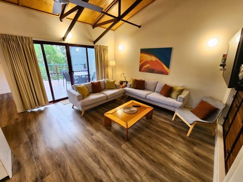 Patio, TV and multimedia, Living room, Decorative detail, Seating area