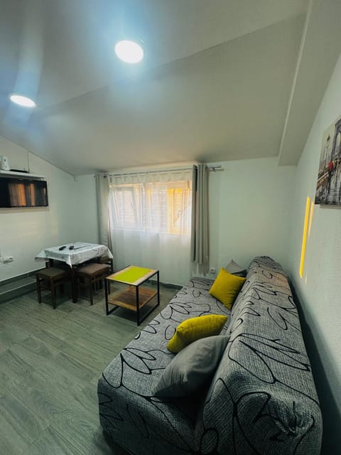 Kitchen or kitchenette, Living room, Seating area, Dining area