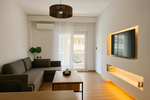 Communal lounge/ TV room, TV and multimedia, Living room, Seating area, Evening entertainment, air conditioner