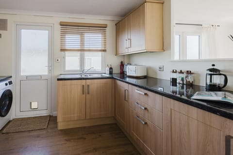 Restful Riverside Retreat House in Christchurch