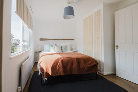 Restful Riverside Retreat House in Christchurch