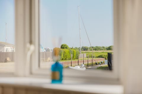 Restful Riverside Retreat House in Christchurch