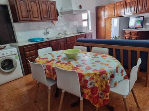 Kitchen or kitchenette, Dining area, washing machine