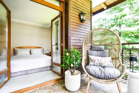 Bed, Day, Balcony/Terrace, Photo of the whole room, Bedroom, Garden view