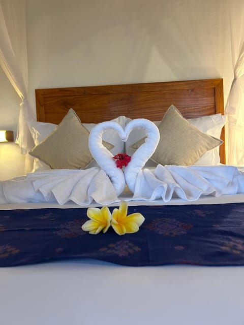 Bed, Bedroom, towels