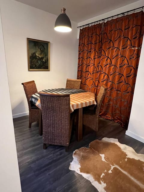 Seating area, Dining area