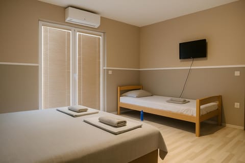 Bed, TV and multimedia, Balcony/Terrace, Bedroom, towels, air conditioner