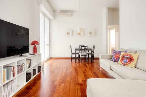 TV and multimedia, Living room, Seating area, Dining area, air conditioner