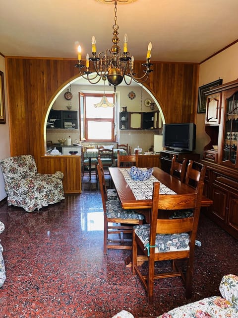 Communal lounge/ TV room, TV and multimedia, Kitchen or kitchenette, Living room, Seating area, Dining area