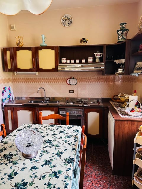 Kitchen or kitchenette, Dining area, pet friendly, stove