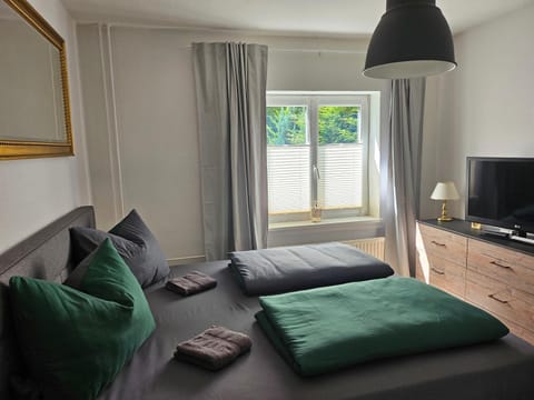 Bed, TV and multimedia, Photo of the whole room, Bedroom