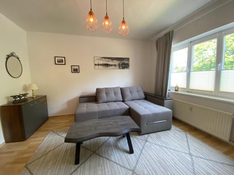 Communal lounge/ TV room, TV and multimedia, Living room, Bedroom