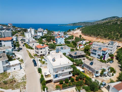 Property building, Nearby landmark, Neighbourhood, Mountain view